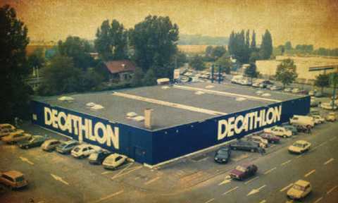 Decathlon's first store in the parking lot of the Auchan shopping centre in Englos