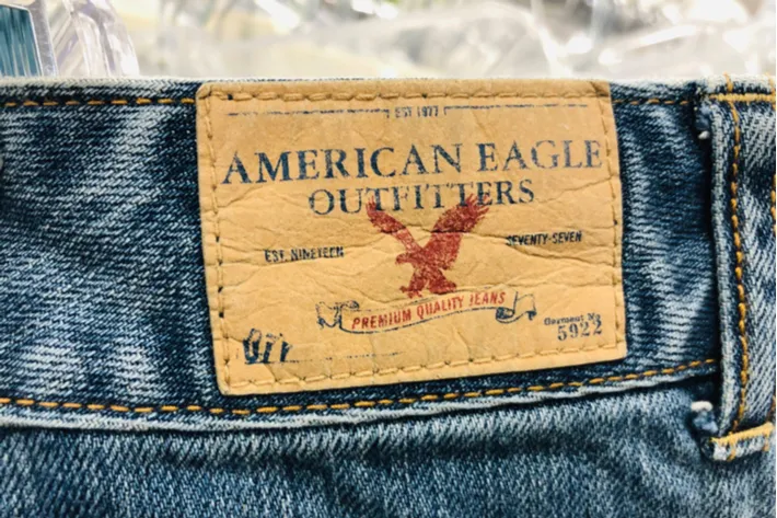 American Eagle Outfitters Marketing Strategy & Marketing Mix (4Ps)