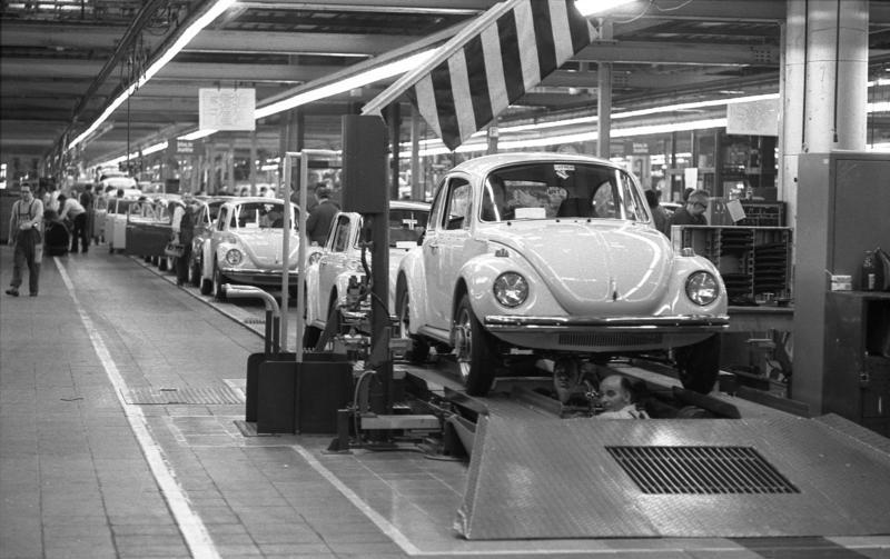 Beetle assembly line in Wolfsburg, 1973